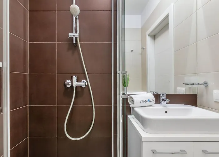 Marina Piamola, Bezplatne Solarium Daire *